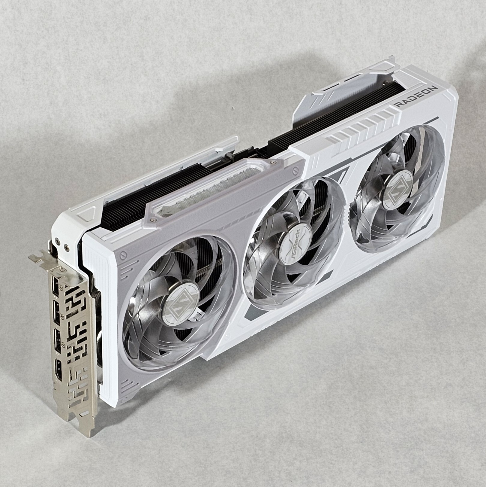 Radeon RX 9070 XT OC WHITE Steel Legend