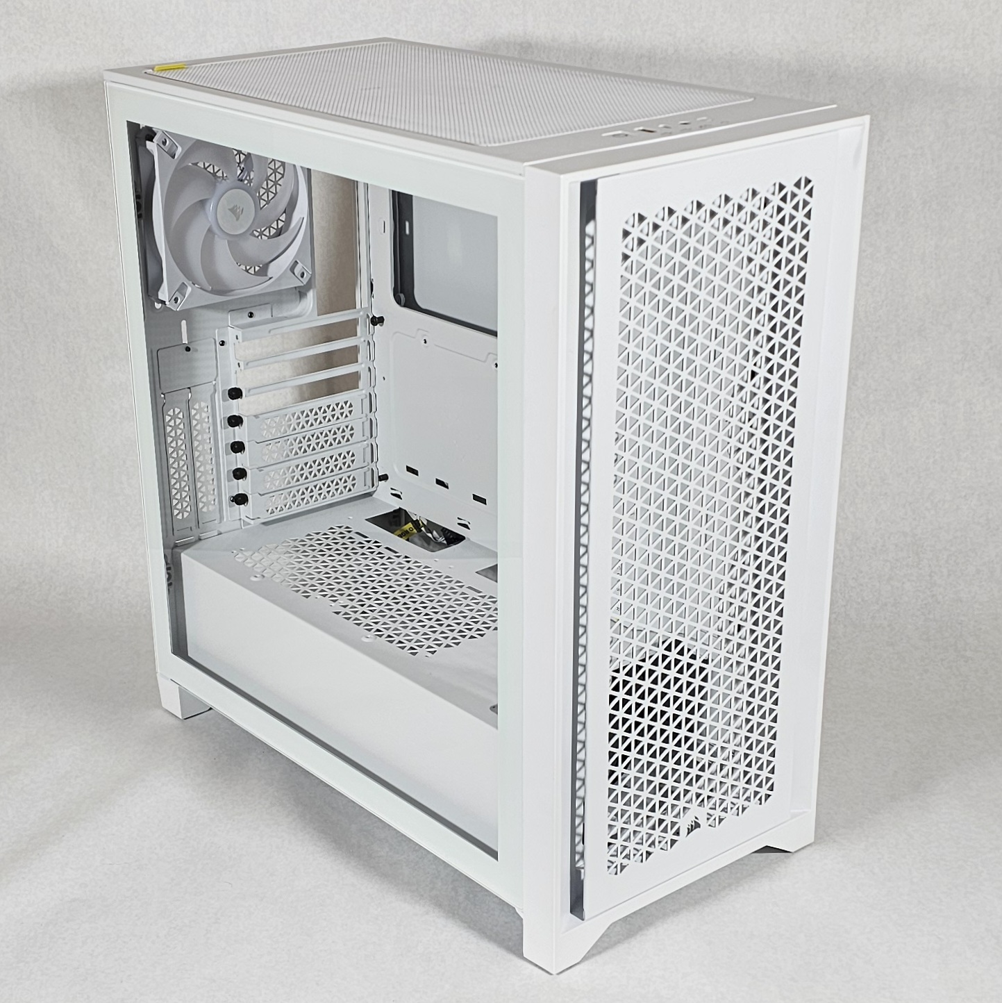 White PC Case Corsair 4000D Airflow