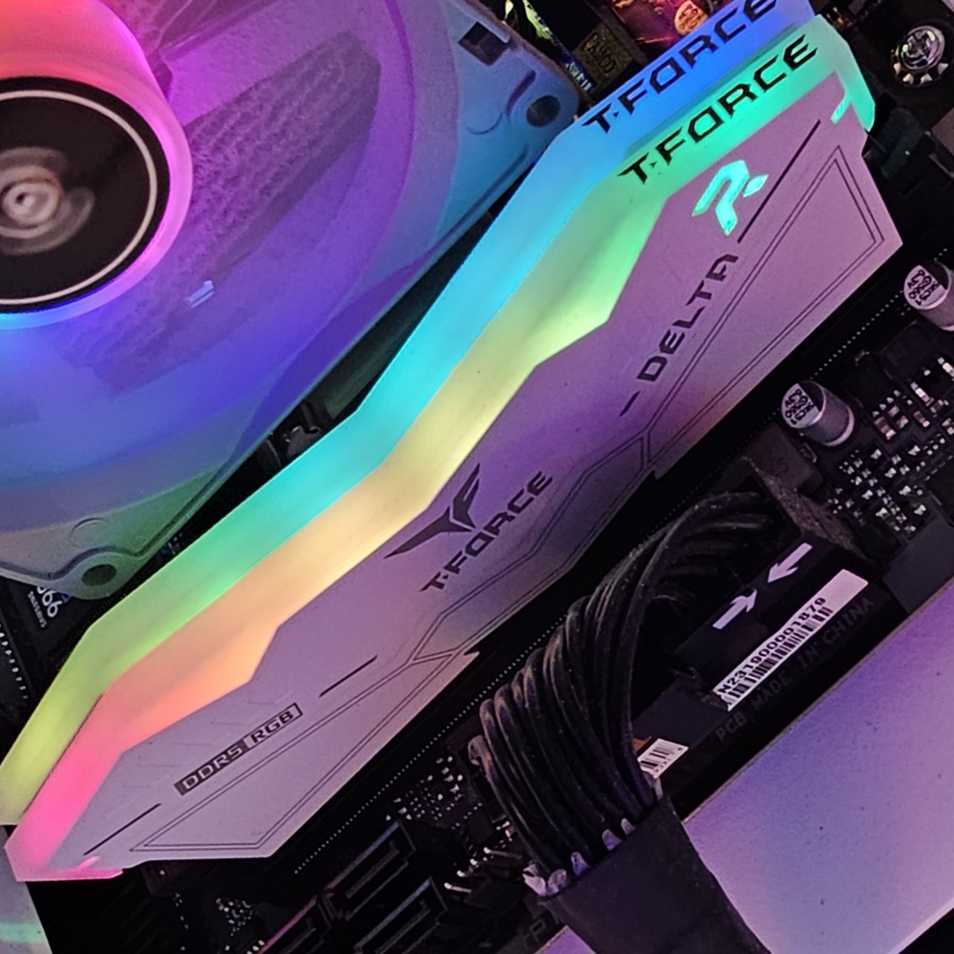 32GB DDR5 (2x16GB) CL40 5200MHz White RGB T-FORCE DELTA R