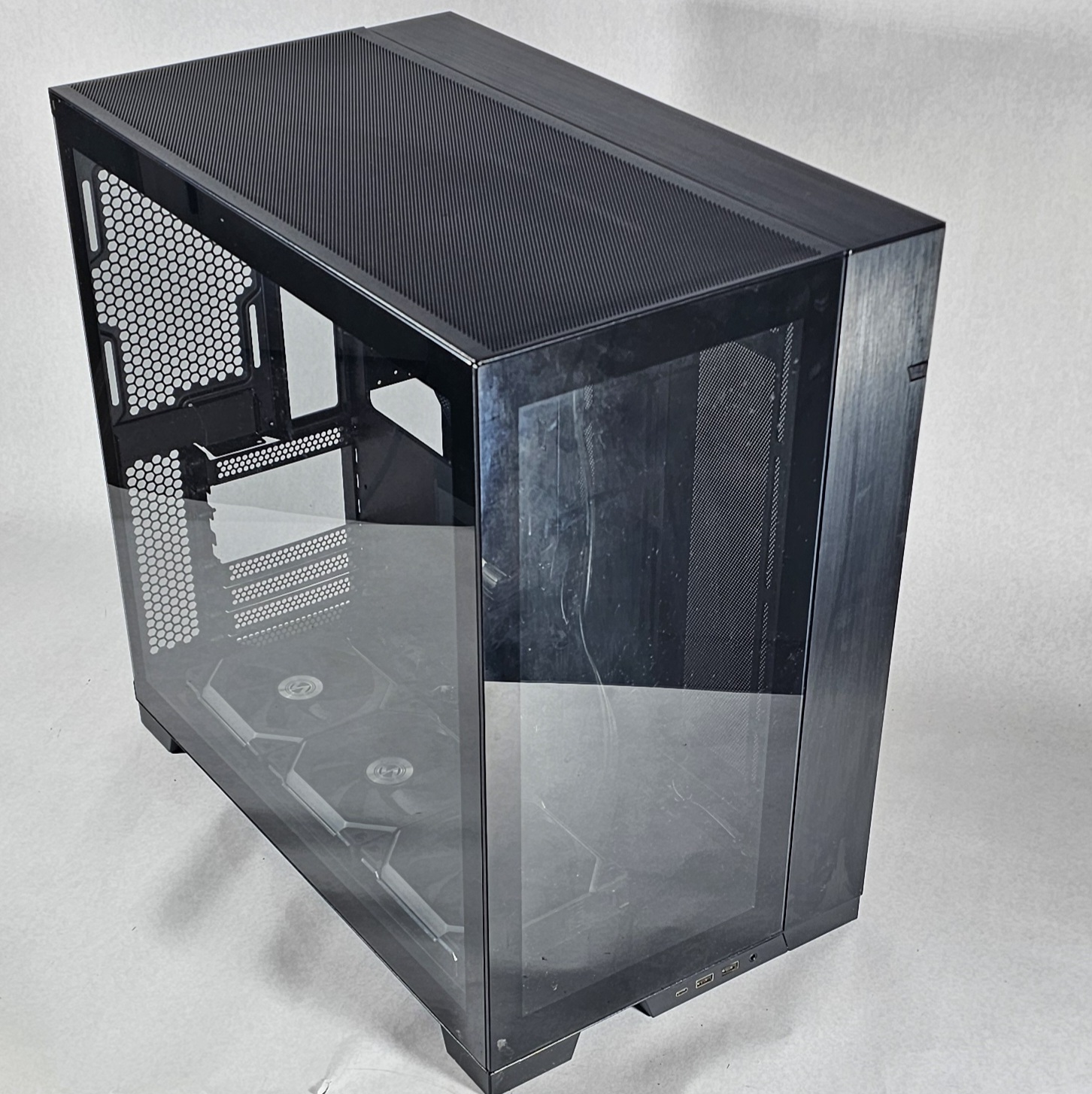 Lian Li PC Case 489 w\ Tempered Glass and 6 RGB Fans