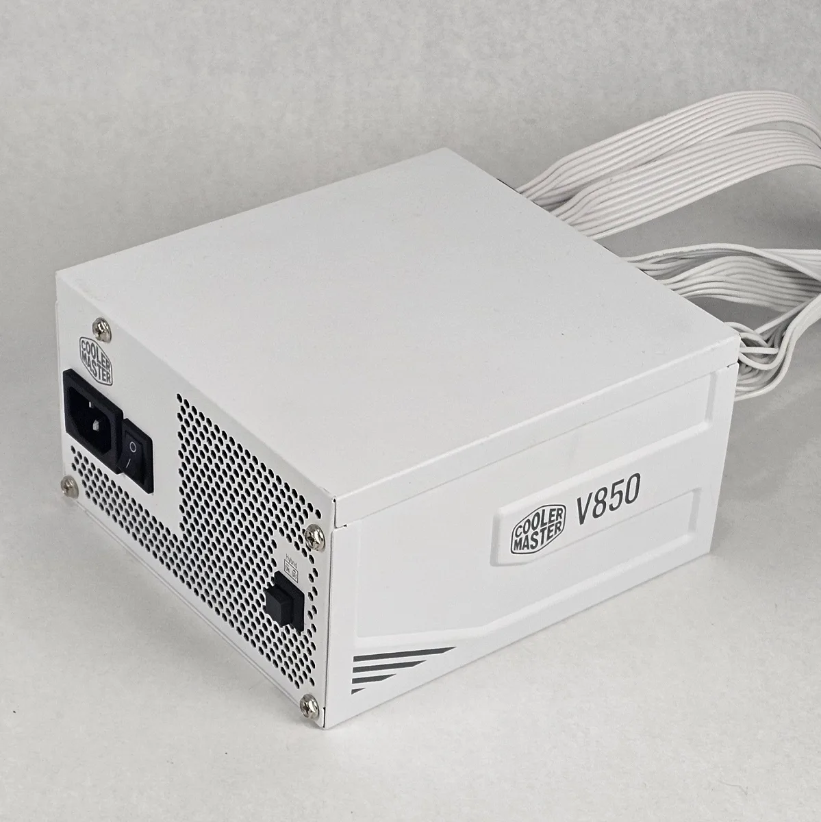 White 850 Watt PSU Cooler Master V850 Power Supply